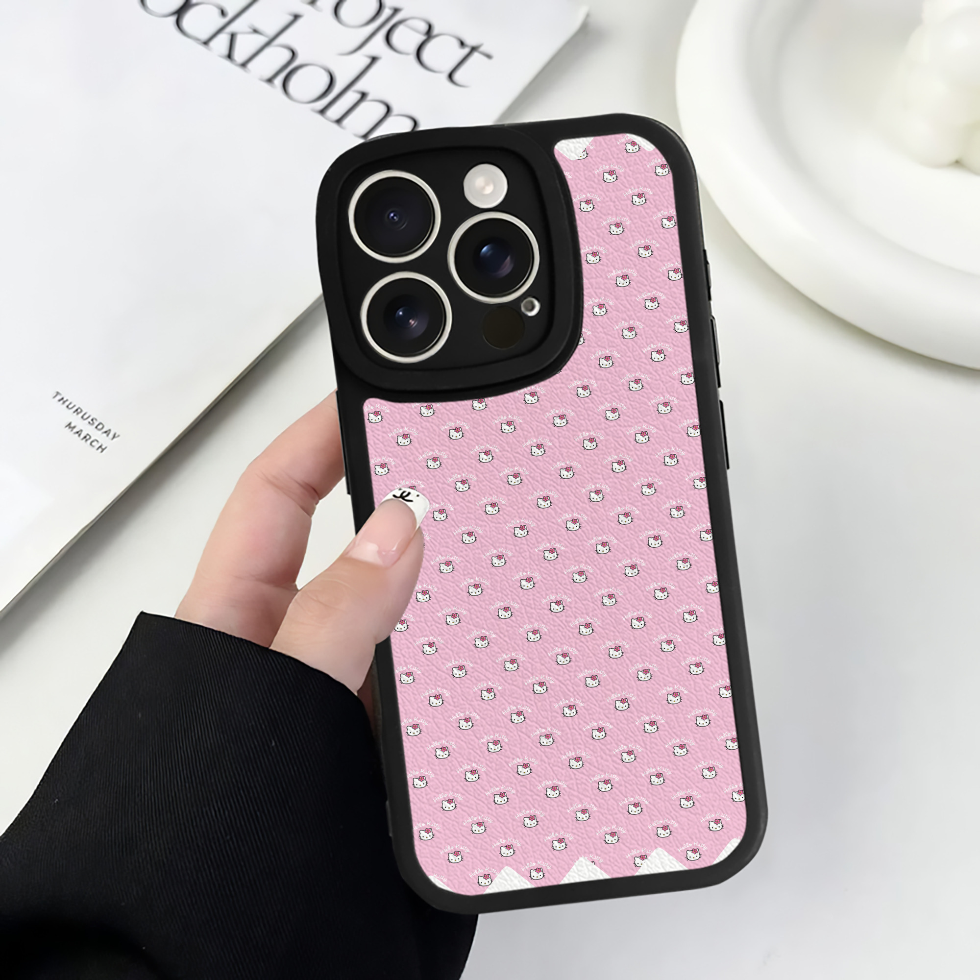（画像用） Hello Kitty ハローキティ 【iPhone 16シリーズ対応】シリコンスマホケース（レザー調） 材質：シリコン
